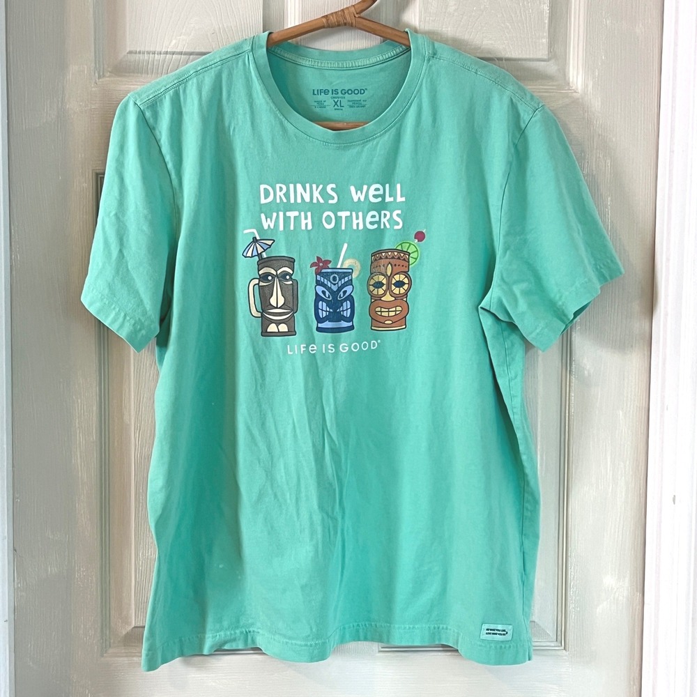 Life is Good Graphic Tee XL Mens Tiki Drinks Well With Others Green Crusher Tee